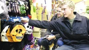 Att klä ut sig till onda spöken är inget Kim Myhrman och Robert Fredriksson gör frivilligt men det är ett måste för att komma in på Nyströmska skolans förfest till Otten i helgen.
FOTO: JANNE FORSBY
