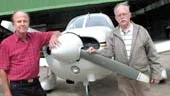 Skolchefen Björn Ahlberg och NAFK:s ordförande Göran Eriksson ser gärna att brandflyget fortsätter, även om de själva utbildar andra numera. Flygplanet är klubbens Piper Cherokee som bland annat används i brandflyget.
FOTO: NICLAS SANDBERG