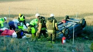 Den polskregistrerade bilen hamnade uppochner ute på en åker efter att ha kört av E4:an. Halkan kan ha bidragit till olyckan. 
FOTO: BJÖRN PERSSON/WIGHSNEWS.