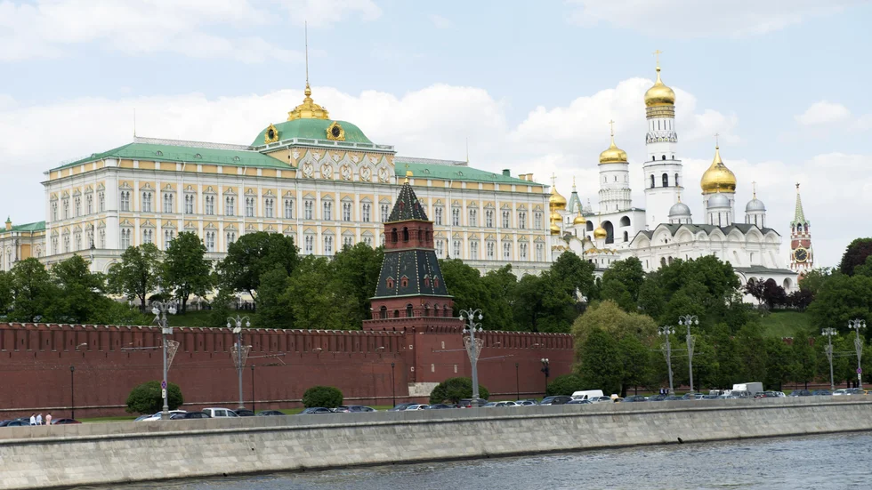 Moskvafloden framför Kreml i Moskva. Arkivbild.