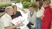 Landshövding Björn Eriksson var på ett riktigt bra spelhumör, när han invigde Klockaretorpets nya centrumtorg i lördags. Just här tar han ett parti schack mot kommundelsordföranden Herlog Gustavsson, som dock inte syns på bilden.	
FOTO: NICLAS SANDBERG