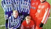 I lördags arrangerade IK Sleipner testmatch på Konstgräsplanen. Då passade många på att visa upp sig. Några av de tänkta Sleipner-spelarna till nästa år är, stående från vänster: Filip Nyström, Hagahöjden, Robin Mattsson, Åby, Ruben Sjösten, pluggar på fotbollsgymnasiet, Samir Gezici, IFK Norrköping och Sanjin Konakovic, Sylvia. Sittande från vänster: Jonas Hellberg, Hagahöjden och Rickard Andersson, Eneby.
FOTO: NICLAS SANDBERG