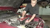 Lärlingen Anders Nyman får göra allt från att tvätta, polera och vaxa bilar till att serva motorer.
FOTO: TITTI OLOVSSON