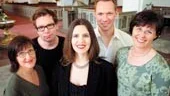 I morgon ges en konsert i S:t Olaikyrkan med utdrag ur världens mest kända och älskade musikaler. Sjunger gör musikalartisterna Kimberly Akaster och Michael Dore samt Nikolauskören. Från vänster: Annemie Norman, Nikolauskören, Jonas Lindeborg, trumpet, Kimberly Akaster, solist, Anders Jonsson, bas, och Louise Lindén, Nikolauskören.
FOTO: NICLAS SANDBERG