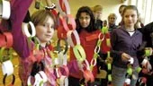 En grupp gjorde en jättegirlang på Nyhemsskolans tomtedag. Från vänster Anna Johansson och  Hanna Karlsson klass 4 A samt Marina Lundmark, klass 8 A.
FOTO: NICLAS SANDBERG