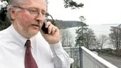 Örjan Karlsson jobbar med att förbättra det klassrum som utrymts. Peter Norrbohm tittar på.
FOTO: ROBERT SVENSSON