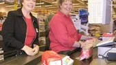 Nu har ICA-Banken öppnat, vilket innebär att kassörskan Eva Martinsson, till höger, nu även kan titulera sig bankkassörska. Till vänster bank- och kassachefen Kickan Strandh på Maxi ICA.
FOTO: ROBERT SVENSSON