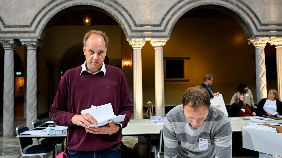 Vid 06.30 på onsdagsmorgonen kom rösträknaren Claes Johan Alexandersson (till vänster i bild) till Stockholms stadshus. Tillsammans med omkring 150 andra kommer han att jobba tills åtminstone riksdagsrösterna är räknade. "Jag stannar tills det är klart", säger han.