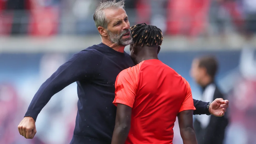 Leipzigs nya tränare Marco Rose och målskytten Amadou Haidara firar klubbens seger mot Dortmund.