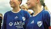 Mari Perasto, till vänster, och Anette Ekholm, gjorde ett respektive sex mål mot Eneby i Norrköping Fotboll Cup. De spelar i Wasa och siktar på final.                                    FOTO: CAMILLA JOHANSSON