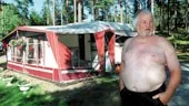 Hasse Eriksson har bott i sin husvagn de senaste sex åren, sommar som vinter. Utanför husvagnen har han anlagt en blomsterodling.
FOTO: HENRIK FLYGARE