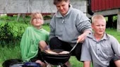Här lagar familjen Ojala kvällsmat utanför stugan. Från vänster Emilia Ojala, Elisabeth Ojala och Sebastian Ojala.
FOTO: HENRIK FLYGARE