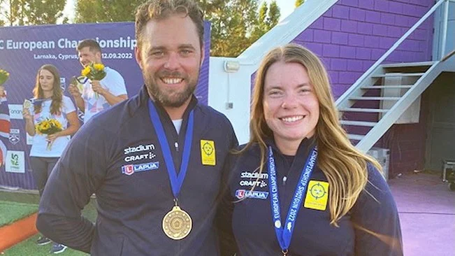 Victoria Larsson (tv) och Stefan Nilsson sköt hem EM-bronset i mixedklassen. 