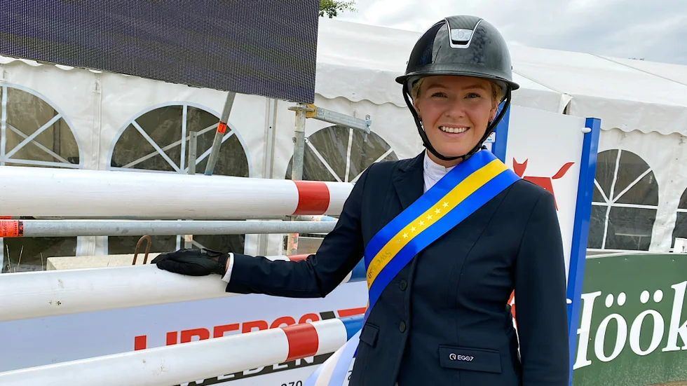 Emma Falk framför en av priserna för segern under söndagen: ett specialgjort hinder. Åby-ryttaren tog hem hösttävlingens stora klass. "