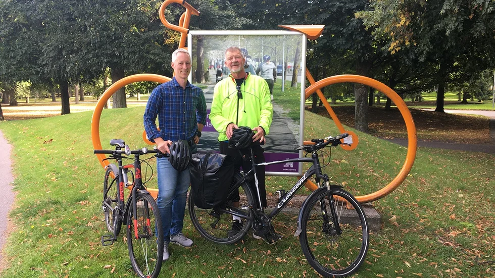 Tekniska nämndens ordförande Markus Åkerman delade ut priset till årets cykelpendlare, Anders Storm.