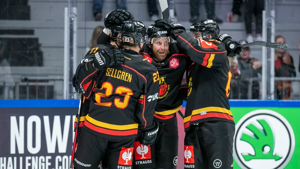 Leo Komarov kramas om av lagkramraterna efter sitt första mål i Luleåtröjan. 