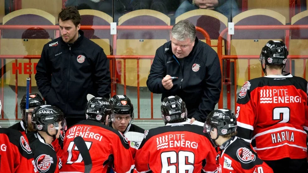 Huvudtränaren Rolf Nilsson (till höger), assisterande tränaren Jonathan Glader (till vänster) och Piteå HC är vidare till play off 2 till den allsvenska kvalserien som inleds på torsdag. Då får laget möta Troja/Ljungby på bortais. (Arkivbild)