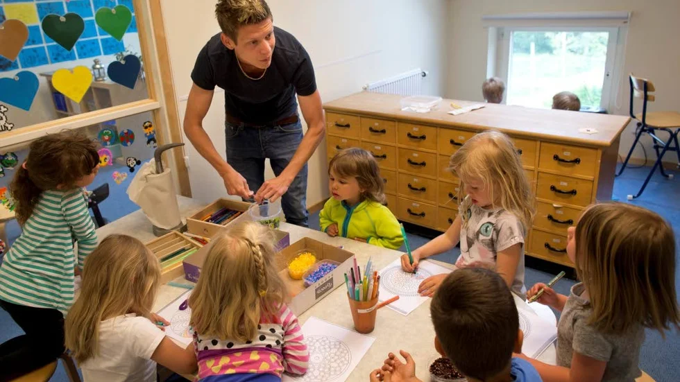 Andelen anställda inom förskolan med förskollärarexamen varierar kraftig över landet från sexton procent i Ydre kommun till sjuttiosju procent i Forshaga kommun.