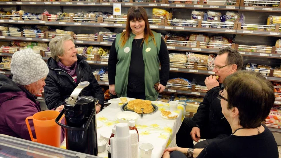Butikschef Anette Westerlund samspråkar med våffelgästerna Maj-Lis Lestander, Kristina Rönnqvist, Lenny Söderström och serveringshjälpen Mona Nilsson.