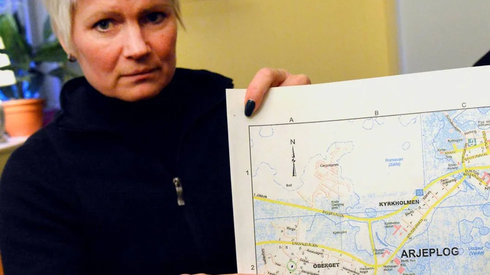 Tina Hallin vid Arjeplogspolisen menar att Arjeplogsborna är vaksamma och bra på att hjälpa till och lämna tips och rapportera iakttagelser om det som avviker från det vanliga. Hon pekar ut området där två okända män observerades på tisdagsmorgonen.