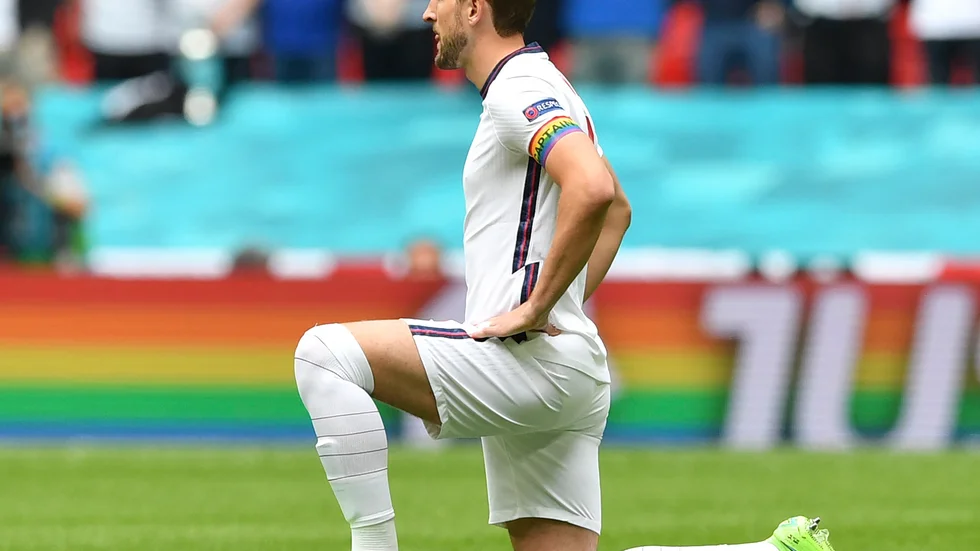 Englands lagkapten Harry Kane har tidigare burit en regnbågsbindel i landslaget. I VM i Qatar vill han, trots att det egentligen går emot Fifas regler, bära en specialdesignad bindel som ett ställningstagande mot diskriminering. Arkivbild.