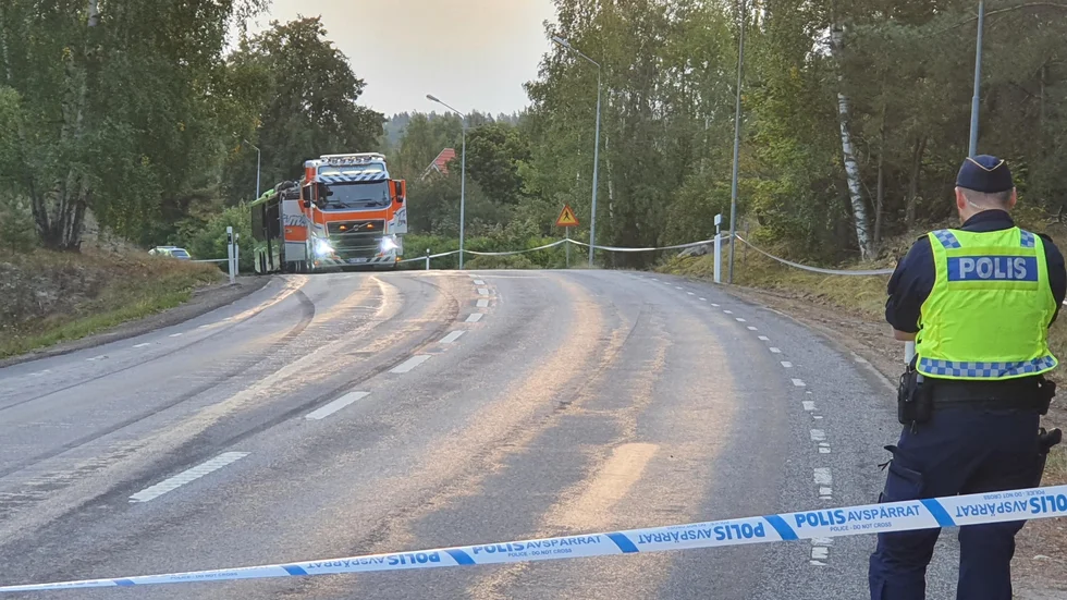 Olyckan inträffade på gamla E20 i Kjula, på krönet vid gravfältet nära den tidigare kiosken, sedermera pizzerian. Bilden är från bärgningen av bussen tidigt på lördagsmorgonen.