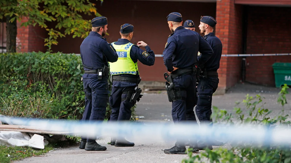 Polisen hade stora insatser i både Årby och Nyfors efter lördagens skjutningar. På bilden syns poliser i Årby.