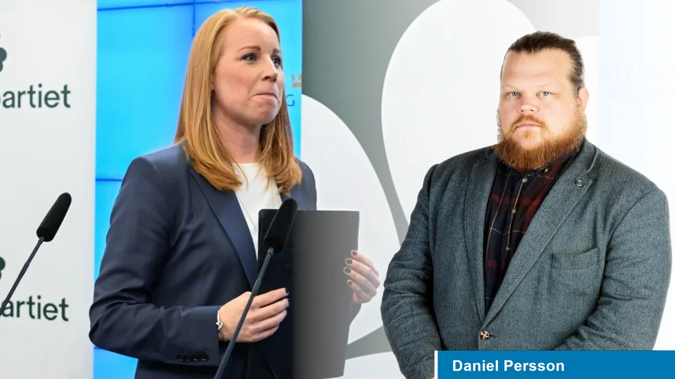 Utgång höger. Annie Lööf lämnar pressträffen där hon har meddelat sin avgång.