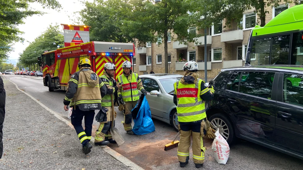 Räddningstjänsten sanerar vägen efter en krock på Västergatan i centrala Eskilstuna på torsdagseftermiddagen.