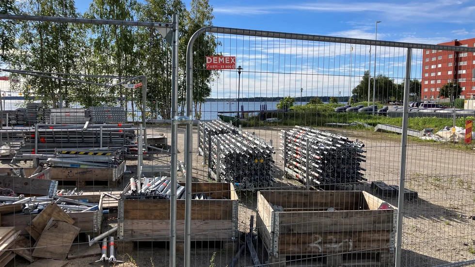 Gerd Niemi undrar varför det fortsätter lagras byggmaterial på Varvet i Luleå när det närliggande bygget avslutades för flera månader sedan.