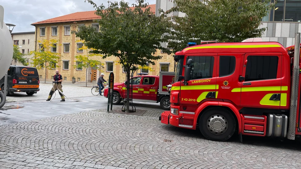 Tre enheter från räddningstjänsten samverkade med fastighetsägaren för att få ut allt vatten från lokalerna vid Farbror Mellins torg i centrala Linköping.