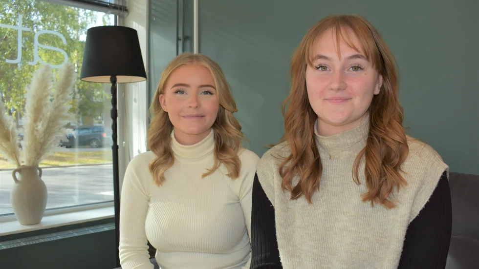 Varma blonda toner och koppar är höstens hetaste hårfärger, menar frisörerna Sara och Julia.