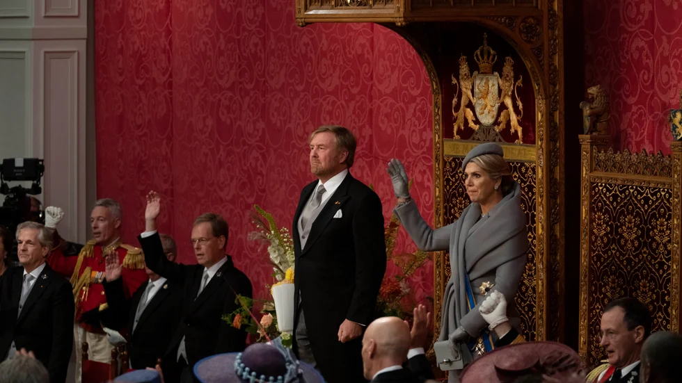 Kung Willem-Alexander (vänster) öppnar parlamentet i Nederländerna, med drottning Maxima vid sin sida.