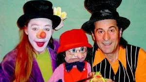 Eva Carlsson och och Marcho Marchev spelade Molly möter Willy i Folkets hus i lördags. Willy är dockan i mitten och han är minsann världsmästare i trolleri.          					        Foto: Privat