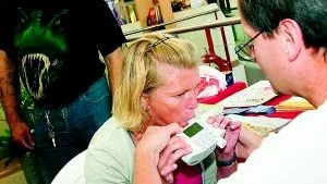 Elisabeth Linder vill sluta röka. En blåsning kan komma att hjälpa henne en bit på vägen. Tommy Eriksson testar hennes lungkapacitet med en så kallad spirometer.
Foto: Andreas Skogh