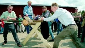 Landshövding Björn Eriksson och museiföreningens ordförande Christer Thorn fick jobba litet för att inviga lantbruksmuseet.
Foto: Gunnar Johansson