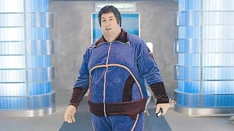 Adam Sandler och hans tjockdräkt i "Click", en film med starkt budskap men klent utförande. Foto: Sony