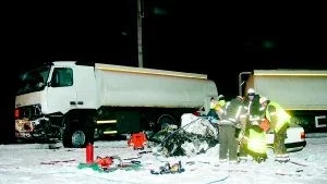 Den 33-årige mannen fick sladd med sin bil och frontalkrockade med en tankbil. 33-åringen omkom, medan lastbilschauffören undkom fysiska skador. Däremot chockades han svårt.
FOTO: BJÖRN PERSSON/WIGHSNEWS
