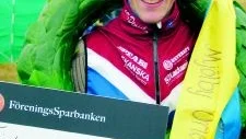 OK Denseln segrade i Novembersprinten i Sya. Här visar Damien Renard segerchecken. 
Foto: Nils Sjödin