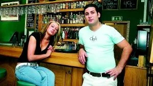 - Det är de äldre som inte sköter sig, säger servitrisen Frida Lindqvist, 19, och restaurangchef Johannes Kaya på Deli Bar & Kök på Trädgårdsgatan. Krogen satsar på ungdomar och har infört en övre åldersgräns på 35 år för sina gäster efter klockan 22.30.
Foto: Robert Svensson (011-200 463)
robert.svensson@folkbladet.se