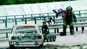 Hallunda den 19 augusti: Rånare spränger en värdetransport i luften och tänder på nio bilar när de flyr.
Foto: Scanpix