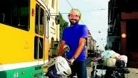 - Jag får träffa så många människor och se olika kulturer, säger ingenjören från Brasilien när han kommer med sin fullpackade cykel till Norrköping.