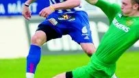 Stefan Persson i Sleipner laddar stora kanonen. Den här gången blev det inget nätrassel, men Stefan gjorde ändå Sleipners första mål i matchen.
Foto: Ola Axman