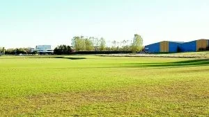 Här planeras den nya hallen placeras. SFIK:s ordförande Håkan Stenbäck vågor dock inte jubla åt hallen i förskott.
Foto: Robert Svensson (011-200 463)
robert.svensson@folkbladet.se