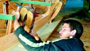 Efter många år tillverkas åter en Kvarseboeka i trä på Kvarsebovarvet. - Men det är ett undantagsfall och ett båtbygge jag gör på min fritid, framhåller anställde Mikael Andersson som använder alla de gamla mallarna och verktygen för bygget.