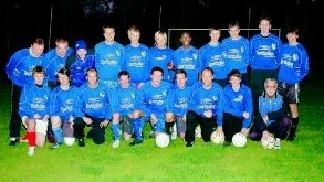 Sonstorps IK är nästa år tillbaka i division 5 efter sex säsonger i divisison 6. Bakre raden från vänster: Mattias Eriksson (assisterande tränare och målvaktstränare), Johan Nilsson, Mattias Gustavsson, Pontus Gunnarsson, Emanuel Hårsmar, Daniel Widesäter, Joel Hårsmar, Stefan Hörberg, Marcus Ström, Mattias Ström, Markus Abrahamsson. Främre raden från vänster: Jerry Eriksson, Viktor Karlsson, Andreas Henrysson, Robert Andersson, Tomas Johansson, Rickard Karlsson, Erik Sedin, Oskar Pettersson och Åke Johansson (lagledare). Kalle Egnell, Fredrik Pettersson, Nico Hårsmar och Erik Joelsson saknas. Foto: Gunnar Johansson