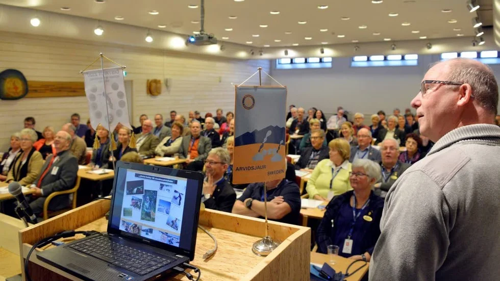 Gerry Axtelius från Arvidsjaurs Rotaryklubb välkomnade distriktskonferensens deltagare med ett lättsamt och kort tal kryddat med en massa bilder.