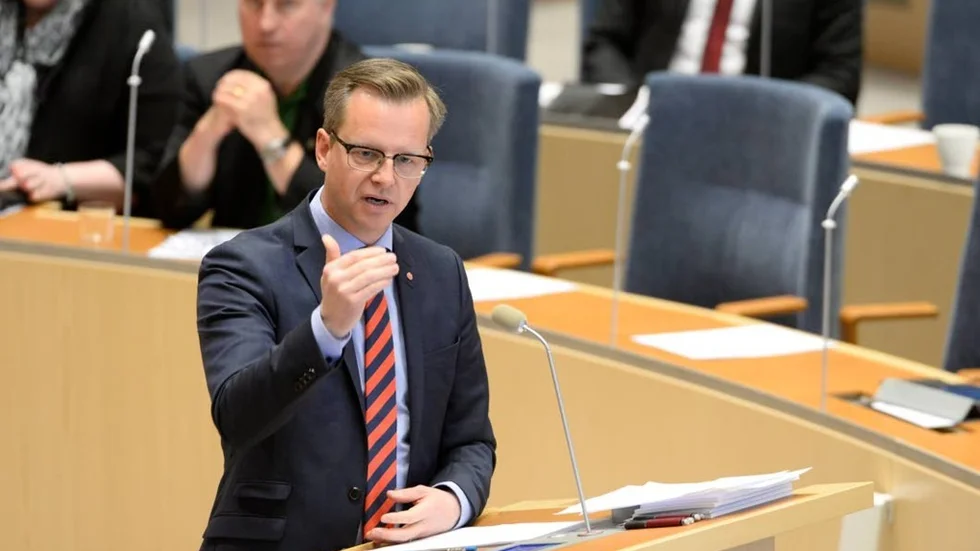 Idag är det dags för den sista partiledardebatten i riksdagen före valet. Stefan Löfven ersätts av Mikael Damberg.