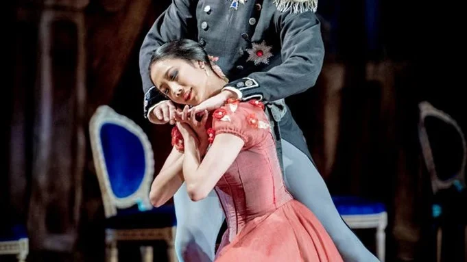 Minji Nam som Tatjana, och Dans i nords utvecklingsstrateg Olof Westring som Gremin, i Kungliga balettens uppsättning av "Onegin". Solistdansaren Minji Nam kommer under Dansfestens öppningsföreställning att dansa en duo ur "Le Corsaire" med kollegan AdiLiJiang Abudureheman. Under kvällen presenterar också hovdansarna Marie Lindqvist och Jan-Erik Wikström ett urval ur sina karriärer.