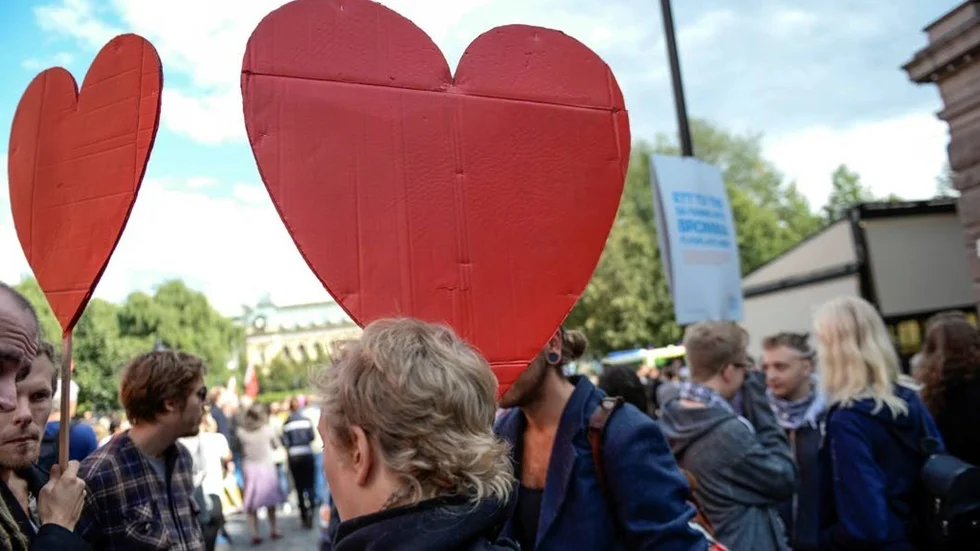 Mitt i denna normalisering finns det trots allt de som inte accepterar nazismens framfart i det svenska samhället, de som faktiskt kliver fram och sätter ned foten och meddelar omvärlden att vi inte kan ha det så här.